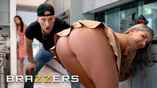 Sexig kock Hayley Davies är mer fokuserad på Zacs kuk än arbete