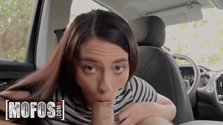 Insolent Uber förare Gianna Ivy kan knappt motstå sin snygga passagerare