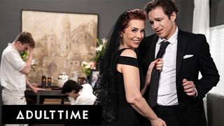 Hot-tattooed mask Ruby Lynne fångade jävla på en begravning!