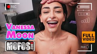 Slender Brown Vanessa Månen kämpar Jmacs stora svans i varje pose