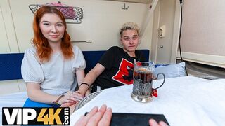 Ung röd mia anal tar sex för främmande uppmärksamhet på tåget