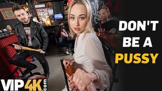 Modig blond porrstjärna jävla en konstig man i en bar