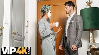 Den mogna blonda franska mamma förför ung kille igen