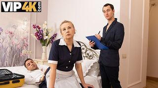 Rumsservice med skruv med en varm mogen blondin