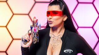Romi Rain jävlar den främmande rasen för att skydda mänskligheten!