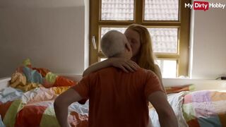 Blond tonåring moan medan gammal man knullar hans fitta