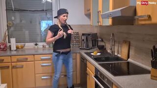 Tysk amatörmjölf använder majs för att knulla hennes fitta och slicka sin egen juice