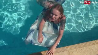 Emma varg är den heta tjejen som knullar i poolen vild