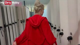 Andas blond cheerleader i omklädningsrummet