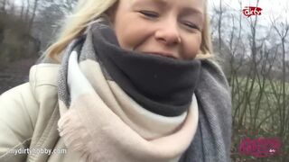Varm tonårsflicka på en cykel som gnuggar hennes våta fitta