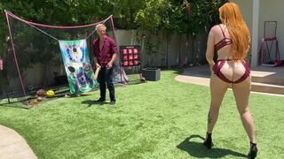 Big-ass redheaded mamma spelar med sin styvsons stora vita träd