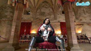 Ashlyn Peaks i en riddare-armored cosplay med en magisk trollstav