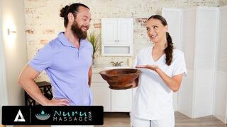 Brad Newman försöker sin egen Nuru olja med en varm massagemaskin