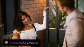 Den sexiga australiensiska grannen massage och knullar mig