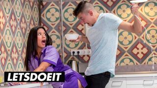 Den sexiga piga Jade Presley renar och suger de stora kukarna i det heta skyddet