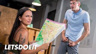Claudia Bavel glad resa till det heta vandrarhemmets sexuella paradis