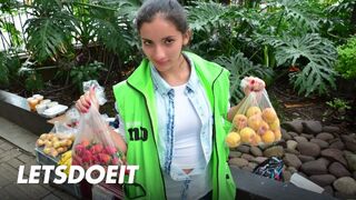 Latin milf mary knapp sprayar på hennes ansikte efter hot fuck