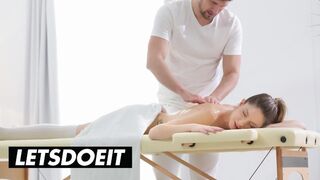 Rebecca Volpettis oljiga massageäventyr med Kristof Cales kärlekssång