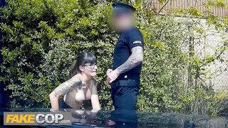 Polisen knullar den mörkhåriga geekflickan och skjuter hennes glasögon - falsk chop