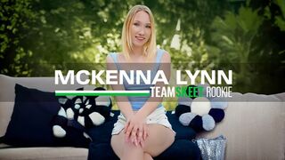 Mckenna Lynns första porr: blond flickas vilda cock äventyr