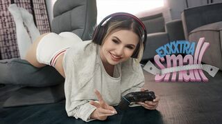 Lilla tonårsflickan Aria Banks fångar sin höga styvbror Chris Epicet som slår henne i hennes rum