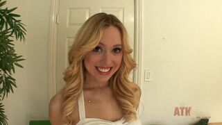Blond tonåring flicka Lucy Tyler gnugga sin klitoris med en vibrator till den stora orgasmen