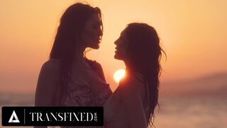 Efter nattfall hard fuck: Tori Easton grymt knullar Charlotte Sins bikini docka