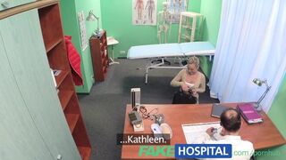 Hot blond patient älskar en läkares muskelkropp och petting ord