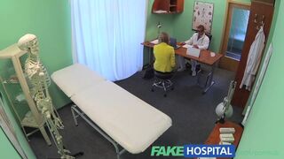 Lustrofobisk blond rysk patient älskar en vacker sjuksköterska