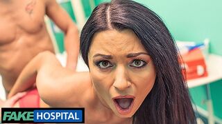 Polsk milf Ania Kinski visar sin läkare ett nytt bröst på det falska sjukhuset