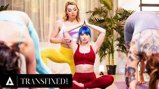 Emma Rose trans yoga instruktör fångas medan hon knullar Jewelz Bluo i en vanlig yogaklass!
