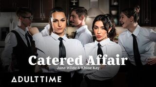 Jane Wilde och Khloe Kay hot servitriser knullade på jobbet