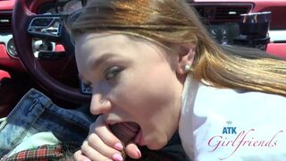Amatörskola flicka spelar Mazy Myers fitta i bilen medan suger potten i gfe pov