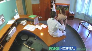 Storbröstad ny anställd suger och knullar sig själv för ett jobb i kliniken