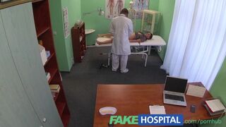 Studentflickan får en fullständig tentamen på kliniken innan arbetet