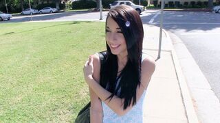 Teenage whore Mia Hurley visar hennes stora tuttar och knullar barnet för pengarna