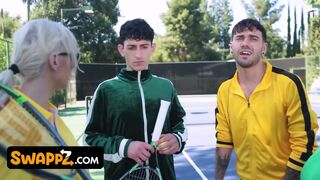 Tennis match leder till en fyrfuck orgie - Kenzie Taylor och Mona Azar