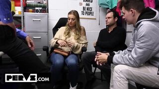 Kenzie Love får sina stora tuttar täckta i Cum framför Hubby och Stepson - Pervz