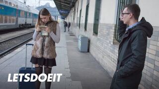 Selvaggia tonårsflicka fick Charlie Deans stora kuk för en snabb pov fan