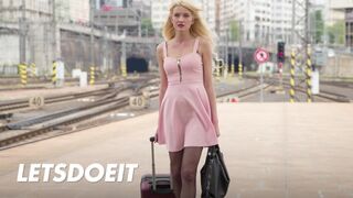 Blond Bree Haze hard fuck utomlands med Neeos jätteträd