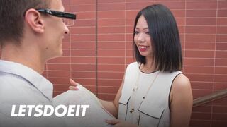 Jureka Del Mar Asian flicka suger den stora fett främmande träd och rider det bra