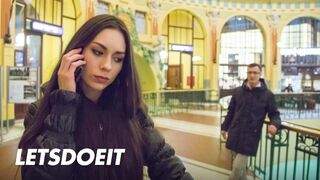 Arwen Gold har ett tätt sinne begär ett främmande kuk äventyr