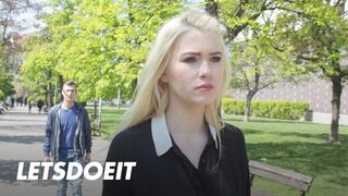 Sexig polsk blondin Misha Cross suger ut det främmande tjocka trädet utomlands och rider bra