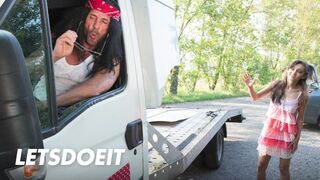 Ukrainska tonåring Shrima Malati är ute och knullar jätte dick av en mekaniker