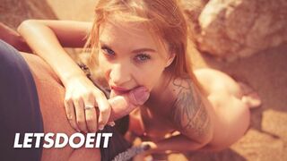 Angel Piaff blonde förförare med fet kuk suger på stranden