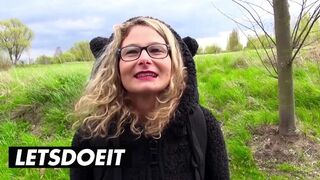 Blonde Izzy Mendosa rider vilt jätteduk på baksidan av bilen