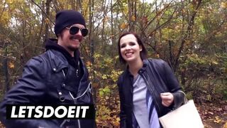 Storbröstad svarthårig tysk chick inspelning i den stora vagnen för vilda knull