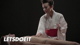 Vanessa Decker ger Max Dior en het massage, och sedan rider hon honom hårt