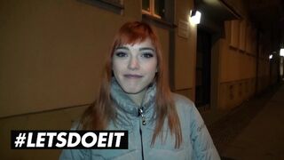 Lulu Gun och Anny Aurora delar ett stort svart träd ut i naturen