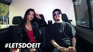 Tunn brun Coco Kiss suger det stora svarta trädet i bilen för pengar